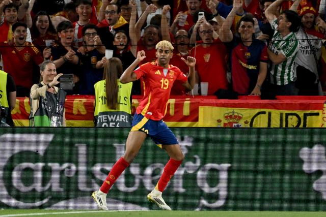 FILED - 05 June 2025, Baden-Wuerttemberg, Stuttgart: FILE PHOTO - Spain's Lamine Yamal celebrates scoring his side's fifth goal during the UEFA Nations League semi-final soccer match between Spain and France at Stuttgart Arena. Photo: Marijan Murat/dpa
