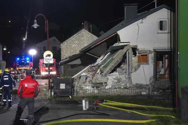 15 July 2026, Rhineland-Palatinate, Rennerod: Emergency responders from the fire department and the Federal Agency for Technical Relief are on the scene at a single-family home in Rennerod, that was severely damaged by an explosion. Two neighbouring buildings also sustained minor damage. Photo: Sascha Ditscher/dpa