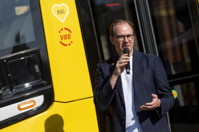 15 July 2026, Berlin: Henrik Falk, Chief Executive Officer of Berliner Verkehrsbetriebe (BVG), speaks at a press conference marking the launch of the new Urbanliner tram into passenger service in Berlin, Germany. The new 50-metre-long tram is larger than previous models and will initially operate on the heavily used M4 line. Photo: Christophe Gateau/dpa