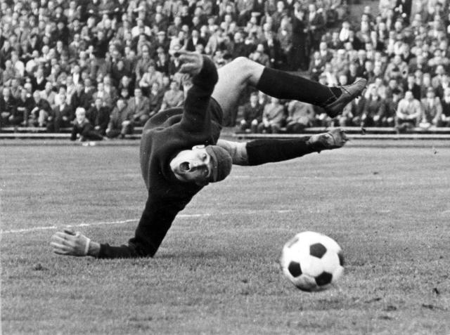 FILED - 31 December 1965, North Rhine-Westphalia, Duisburg: FILE PHOTO - Manfred Manglitz, the goalkeeper for the Bundesliga club Meidericher SV, watches the ball fly past him despite a powerful leap. Manglitz has now passed away. Photo: Lothar Heidtmann/dpa