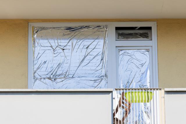 PRODUCTION - 15 July 2026, North Rhine-Westphalia, Cologne: People use aluminium-coated emergency blankets to protect their homes from the heat and the sun. Photo: Rolf Vennenbernd/dpa