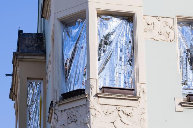 PRODUCTION - 15 July 2026, North Rhine-Westphalia, Cologne: People use aluminium-coated emergency blankets to protect their homes from the heat and the sun. Photo: Rolf Vennenbernd/dpa