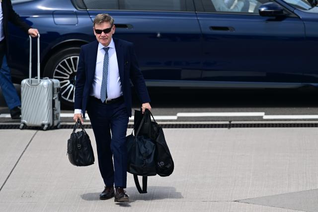15 July 2026, Brandenburg, Schoenefeld: Johann Wadephul, Germany's Foreign Minister, boards a government aircraft at the military section of Berlin Brandenburg Airport before departing for Finland. Photo: Sebastian Gollnow/dpa
