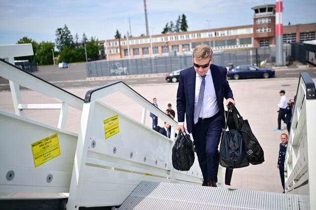 15 July 2026, Brandenburg, Schoenefeld: Johann Wadephul, Germany's Foreign Minister, boards a government aircraft at the military section of Berlin Brandenburg Airport before departing for Finland. Photo: Sebastian Gollnow/dpa
