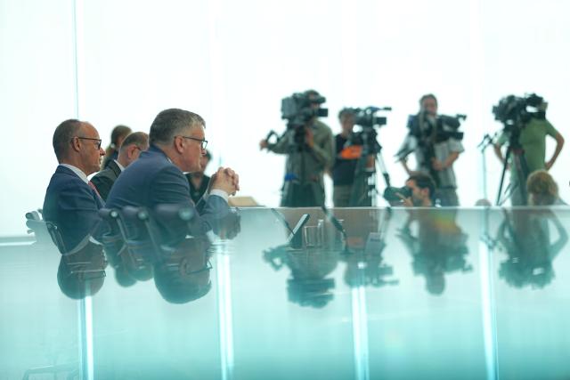15 July 2026, Berlin: German Chancellor Friedrich Merz (L) sits next to Government Spokesperson Stefan Kornelius (front 2-L) at the traditional summer press conference at the Federal Press Conference Center (BPK). Photo: Michael Kappeler/dpa