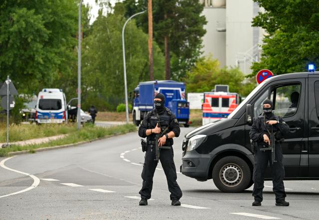 15 July 2026, Brandenburg, Ludwigsfelde: Armed police officers are blocking access to a warehouse on Gottlieb-Daimler-Straße in the Ost Industrial Park. Customs, police, and the Federal Agency for Technical Relief were on the scene to raid a suspected drug lab. Photo: Soeren Stache/dpa