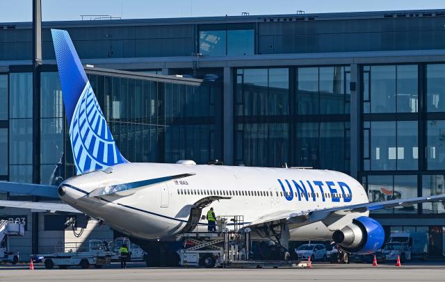 FILED - 28 March 2022, Brandenburg, Schoenefeld: FILE PHOTO - A United Airlines passenger aircraft stands at Berlin Schoenefeld Airport. Photo: Patrick Pleul/dpa-Zentralbild/ZB
