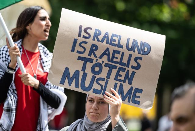 18 July 2026, Hesse, Frankfurt am Main: People take part in a pro-Palestinian demonstration outside the Alte Oper in Frankfurt am Main. Photo: Boris Roessler/dpa