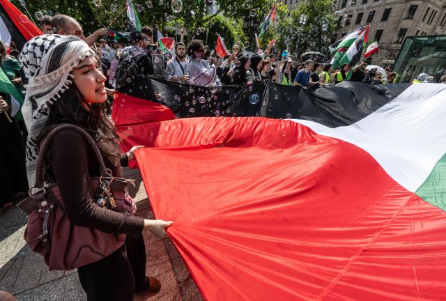 18 July 2026, Hesse, Frankfurt am Main: People take part in a pro-Palestinian demonstration outside the Alte Oper in Frankfurt am Main. Photo: Boris Roessler/dpa