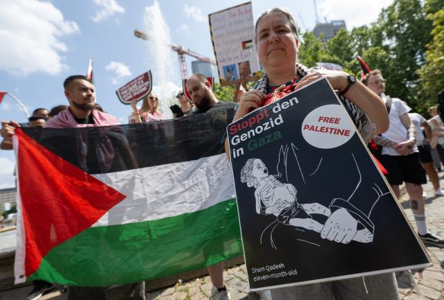 18 July 2026, Hesse, Frankfurt am Main: People take part in a pro-Palestinian demonstration outside the Alte Oper in Frankfurt am Main. Photo: Boris Roessler/dpa