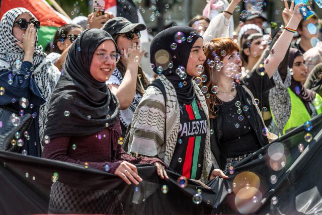 18 July 2026, Hesse, Frankfurt am Main: People take part in a pro-Palestinian demonstration outside the Alte Oper in Frankfurt am Main. Photo: Boris Roessler/dpa