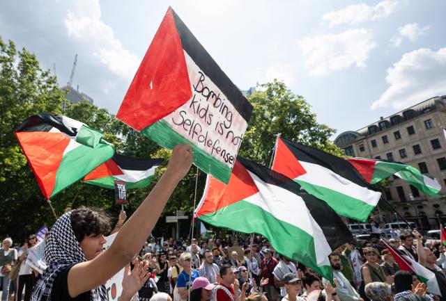 18 July 2026, Hesse, Frankfurt am Main: People take part in a pro-Palestinian demonstration outside the Alte Oper in Frankfurt am Main. Photo: Boris Roessler/dpa
