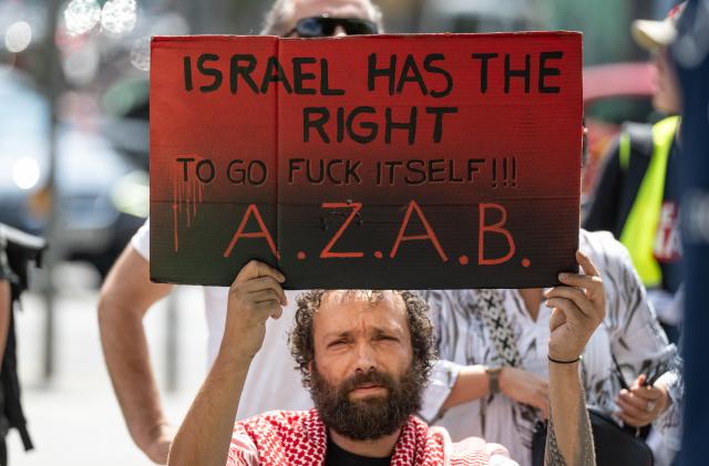 18 July 2026, Hesse, Frankfurt am Main: People take part in a pro-Palestinian demonstration outside the Alte Oper in Frankfurt am Main. Photo: Boris Roessler/dpa