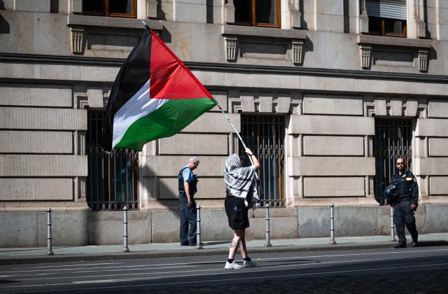 18 July 2026, Hesse, Frankfurt am Main: People take part in a pro-Palestinian demonstration outside the Alte Oper in Frankfurt am Main. Photo: Hannes P. Albert/dpa