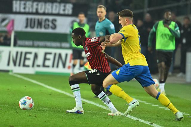 FILED - 20 March 2026, Lower Saxony, Hanover: FILE PHOTO - Hannover's Noel Aseko (L) and Eintracht Braunschweig's Florian Flick (R) battle for the ball during the German 2nd Bundesliga soccer match between Hannover 96 and Eintracht Braunschweig at Heinz von Heiden-Arena. Photo: Swen Pförtner/dpa - IMPORTANT NOTE: In accordance with the regulations of the DFL German Football League and the DFB German Football Association, it is prohibited to utilize or have utilized photographs taken in the stadium and/or of the match in the form of sequential images and/or video-like photo series.