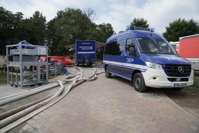 18 July 2026, Mecklenburg-Western Pomerania, Kratzeburg: A specialized wastewater tank from the Federal Agency for Technical Relief (THW) is being used at the scene as a mobile reserve of firefighting water during a wildfire in Müritz National Park. Photo: Manuel Genolet/dpa
