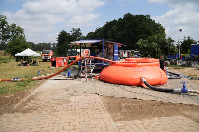 18 July 2026, Mecklenburg-Western Pomerania, Kratzeburg: A specialised wastewater tank from the German Federal Agency for Technical Relief (THW) is used as a mobile reserve of firefighting water during efforts to contain a wildfire in Mueritz National Park. Photo: Manuel Genolet/dpa