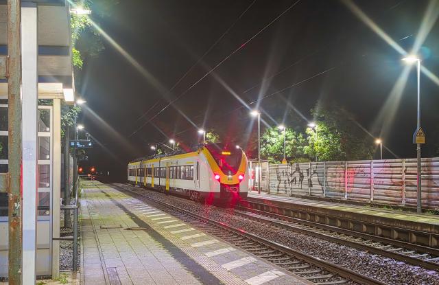 17 July 2026, Baden-Wuerttemberg, Ettlingen: A train stands at Ettlingen-Bruchhausen station near Karlsruhe, following an emergency. A Deutsche Bahn security officer sustained life-threatening injuries after falling from a moving train during an altercation on Friday evening, according to police and the public prosecutor's office. Photo: Melanie Keul/EinsatzReport24 /dpa