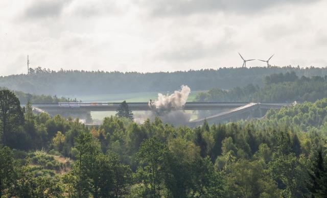 19 July 2026, North Rhine-Westphalia, Wenden: On Sunday morning, the first section of the Ottfingen viaduct on the A45 Sauerland Line was demolished as planned. However, the demolition was only partially successful: While one section of the structure fell about 30 meters as planned, other sections remained standing and must now be removed in a follow-up demolition. Photo: Ferdinand Merzbach/News5/dpa