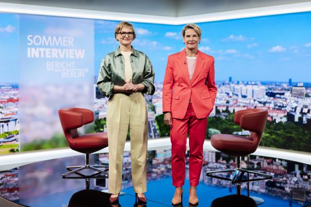 19 July 2026, Berlin: Franziska Brantner (L), German Chair of Alliance 90/The Greens, speaks to Anna Engelke, deputy director of the ARD Berlin studio,during  the ARD summer interview on "Bericht aus Berlin" (Report from Berlin). Photo: Christoph Soeder/dpa