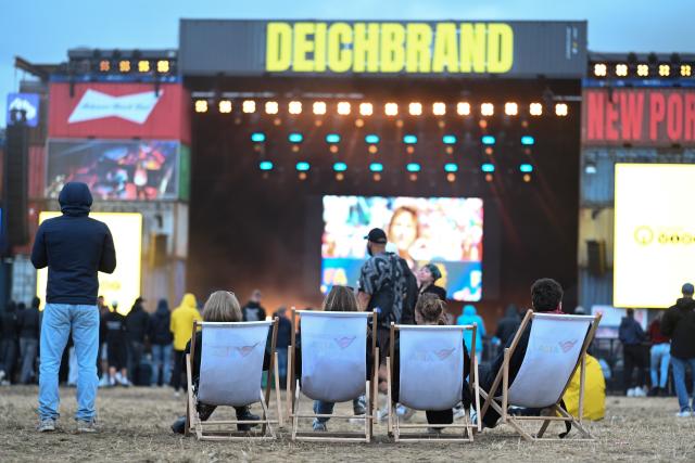 19 July 2026, Lower Saxony, Nordholz: People watch the 2026 FIFA World Cup Final soccer match between Spain and Argentina, during the closing ceremony of the Deichbrand festival on the New Port Stage. The open-air festival, which attracts around 60,000 visitors, will take place from July 16 to 19. Photo: Lars Penning/dpa