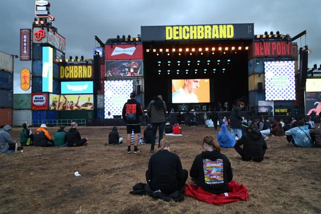 19 July 2026, Lower Saxony, Nordholz: People watch the 2026 FIFA World Cup Final soccer match between Spain and Argentina, during the closing ceremony of the Deichbrand festival at the New Port Stage. The open-air festival, which attracts around 60,000 visitors, will take place from July 16 to 19. Photo: Lars Penning/dpa