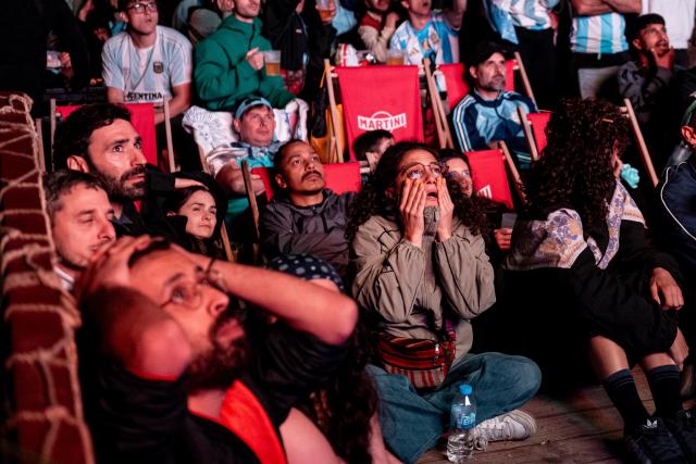 19 July 2026, Berlin: Argentina fans appear dejected during a screening of the 2026 FIFA World Cup final soccer match between Spain and Argentina at Beach Neukoelln in Berlin. Photo: Fabian Sommer/dpa