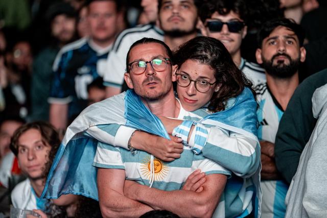 19 July 2026, Berlin: Argentina fans appear dejected during a screening of the 2026 FIFA World Cup final soccer match between Spain and Argentina at Beach Neukoelln in Berlin. Photo: Fabian Sommer/dpa