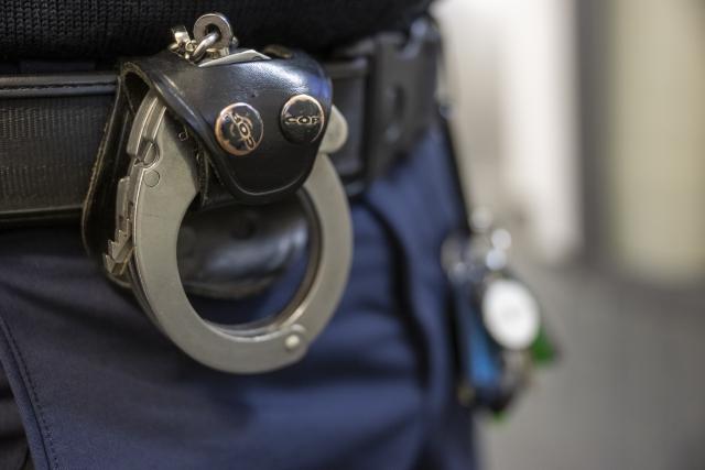 FILED - 22 November 2023, Bayern, Munich: FILE PHOTO - A pair of handcuffs hangs from a police officer's belt. Photo: Peter Kneffel/dpa
