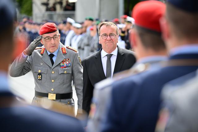 20 July 2026, Berlin: Inspector General of the Bundeswehr General Carsten Breuer (L) and German Minister of Defense Boris Pistorius walk past recruits during the ceremonial oath-taking ceremony for the German Armed Forces (Bundeswehr) recruits at the Bendlerblock. Photo: Sebastian Gollnow/dpa