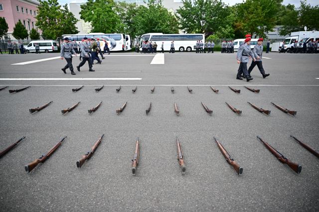 20 July 2026, Berlin: Carabiners from the Guard Battalion are lying on the parking lot in front of the Bendlerblock ahead of the ceremonial oath-taking ceremony for the German Armed Forces (Bundeswehr) recruits. Photo: Sebastian Gollnow/dpa