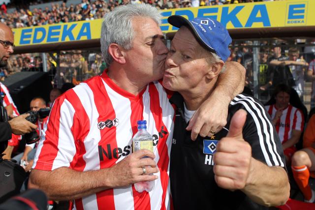 FILED - 04 September 2011, Hamburg: FILE PHOTO - Former professional soccer player Kevin Keegan (L) kisses masseur Hermann Rieger at the "Day of Legends" event at Millerntor Stadium in Hamburg. English soccer legend Keegan has died. The former HSV player died at the age of 75 from complications related to his cancer, according to the British news agency PA, citing a statement from his family. Photo: picture alliance / dpa