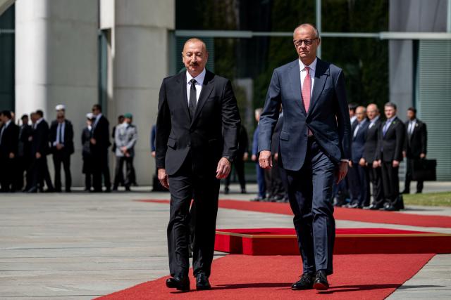 21 July 2026, Berlin: German Chancellor Friedrich Merz (R) welcomes Ilham Aliyev, President of Azerbaijan, with military honors at the Federal Chancellery. Photo: Fabian Sommer/dpa