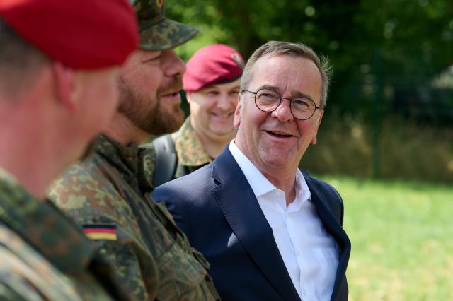 21 July 2026, North Rhine-Westphalia, Unna: German Minister of Defense Boris Pistorius (R) speaks with soldiers during a visit to Supply Battalion 7 at the Glueckauf Barracks. Photo: Bernd Thissen/dpa
