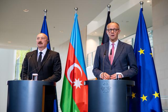 21 July 2026, Berlin: German Chancellor Friedrich Merz (R) and Ilham Aliyev, President of Azerbaijan, speak during a press conference following their meeting at the Federal Chancellery. Photo: Fabian Sommer/dpa
