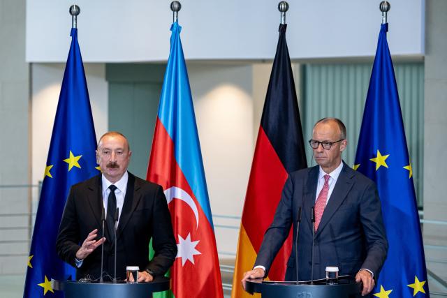 21 July 2026, Berlin: German Chancellor Friedrich Merz (R) and Ilham Aliyev, President of Azerbaijan, speak during a press conference following their meeting at the Federal Chancellery. Photo: Fabian Sommer/dpa