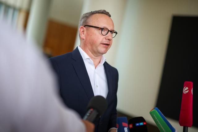 FILED - 14 July 2026, North Rhine-Westphalia, Duesseldorf: FILE PHOTO - Benjamin Limbach, Minister of Justice for the State of North Rhine-Westphalia, speaks to journalists during a press briefing in the lobby of the North Rhine-Westphalia State Parliament. Photo: Christoph Reichwein/dpa