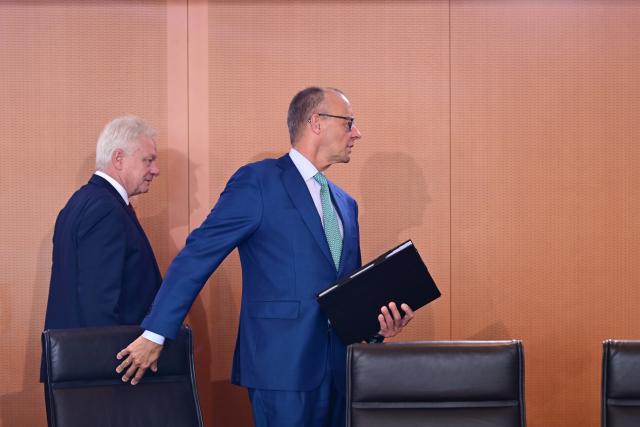 22 July 2026, Berlin: German Chancellor Friedrich Merz (R) arrives for the Federal Cabinet meeting. Photo: Sebastian Gollnow/dpa