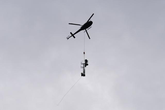 22 July 2026, Hamburg: A helicopter removes a disused signal mast along the railway line between Altona Station and Diebsteich in Hamburg, Germany. The mast is being removed as part of construction work to relocate Hamburg-Altona station. Photo: Marcus Brandt/dpa