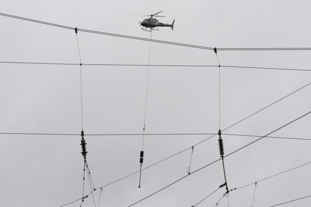 22 July 2026, Hamburg: A helicopter removes a disused signal mast along the railway line between Altona Station and Diebsteich in Hamburg, Germany. The mast is being removed as part of construction work to relocate Hamburg-Altona station. Photo: Marcus Brandt/dpa