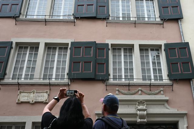 22 July 2026, North Rhine-Westphalia, Bonn: Tourists stand in front of the German composer and conductor Ludwig van Beethoven's House. Beethoven was born in this house in 1770. Photo: Wolf von Dewitz/dpa