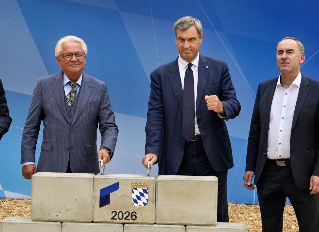 22 July 2026, Bavaria, Aschau A. Inn: (L-R) CEO of Rheinmetall Armin Papperger, Minister President of Bavaria Markus Soeder and Bavaria's Minister of Economic Affairs Hubert Aiwanger lay the cornerstone for a powder plant to be built by Rheinmetall AG. Photo: Uwe Lein/dpa