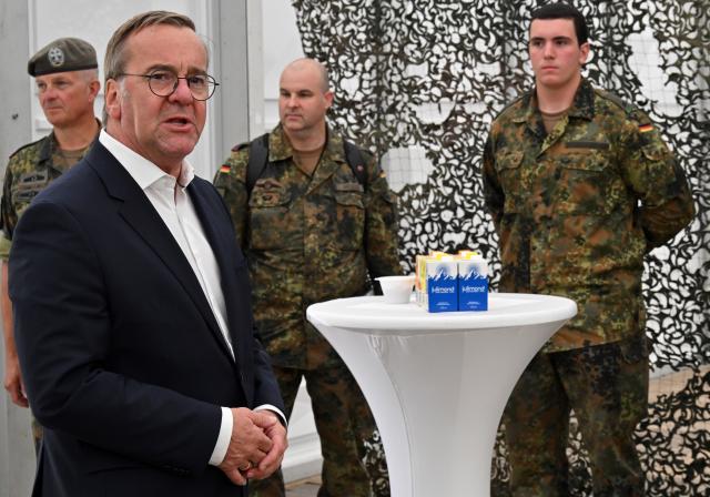 22 July 2026, Thuringia, Ohrdruf: Boris Pistorius (C), German Minister of Defense, speaks with soldiers during a formal drill while visiting Homeland Security Regiment 5 in Thuringia. Photo: Martin Schutt/dpa