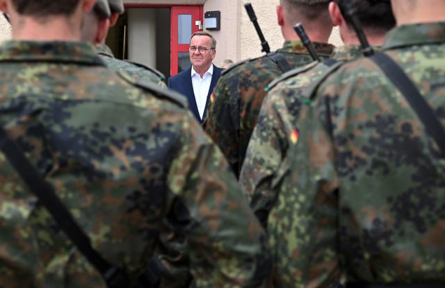 22 July 2026, Thuringia, Ohrdruf: Boris Pistorius (C), German Minister of Defense, observes soldiers during a formal drill while visiting Homeland Security Regiment 5 in Thuringia. Photo: Martin Schutt/dpa