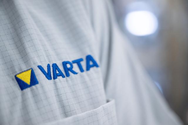 FILED - 20 February 2025, Baden-Wuerttemberg, Ellwangen: FILE PHOTO - The Varta logo can be seen on an employee's jacket at Varta AG's battery production facility. Photo: Marijan Murat/dpa