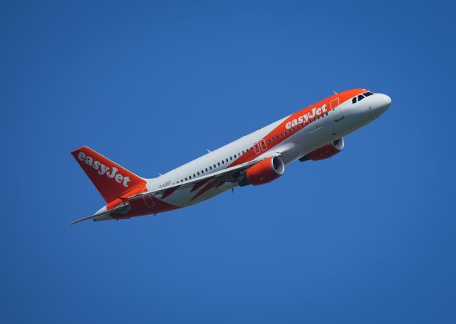 FILED - 13 May 2024, Brandenburg, Schoenefeld: FILE PHOTO - An Airbus A320 operated by EasyJet flies the so-called Hoffmann curve after take-off from Berlin Brandenburg Airport (BER) near Waltersdorf. Photo: Soeren Stache/dpa