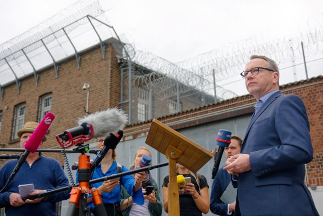 23 July 2026, North Rhine-Westphalia, Siegburg: Benjamin Limbach (R), Minister of Justice of North Rhine-Westphalia, stands in the entrance courtyard of the Siegburg Correctional Facility during a press briefing on the events there. Photo: Henning Kaiser/dpa