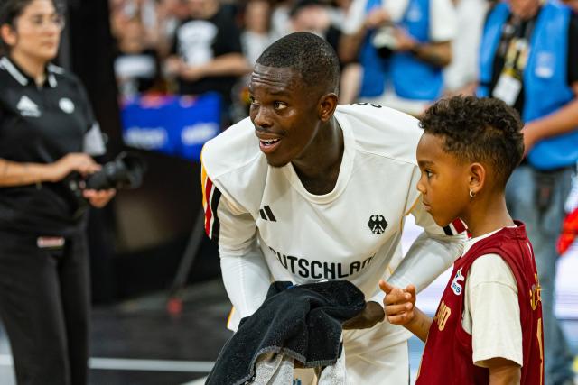 FILED - 06 July 2026, Bayern, Bamberg: FILE PHOTO - Germany's Dennis Schroeder (L) celebrates with one of his sons after Germany's victory over Cyprus in the FIBA Basketball World Cup Qualifiers Group E. Photo: Daniel Löb/dpa - ACHTUNG: Nur zur redaktionellen Verwendung und nur mit vollständiger Nennung des vorstehenden Credits
