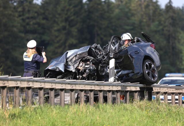 23 July 2026, Bavaria, Marktoberdorf: A damaged vehicle stands on Federal Highway 12 (B12) at the scene of a traffic accident in Germany. Two people were killed in the crash. Photo: Karl-Josef Hildenbrand/dpa