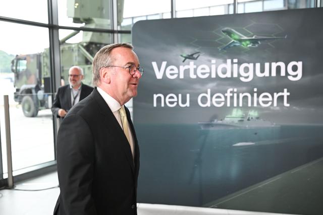 23 July 2026, Baden-Wuerttemberg, Oberkochen: German Defense Minister Boris Pistorius enters the lobby at the new Hensoldt site in Oberkochen. Photo: Bernd Weißbrod/dpa